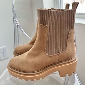 NWT Universal Thread Tan Cheslea Boots
